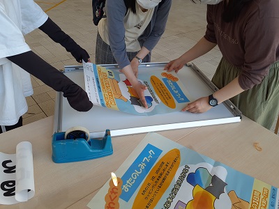 現地でポスターセッティングの写真です。